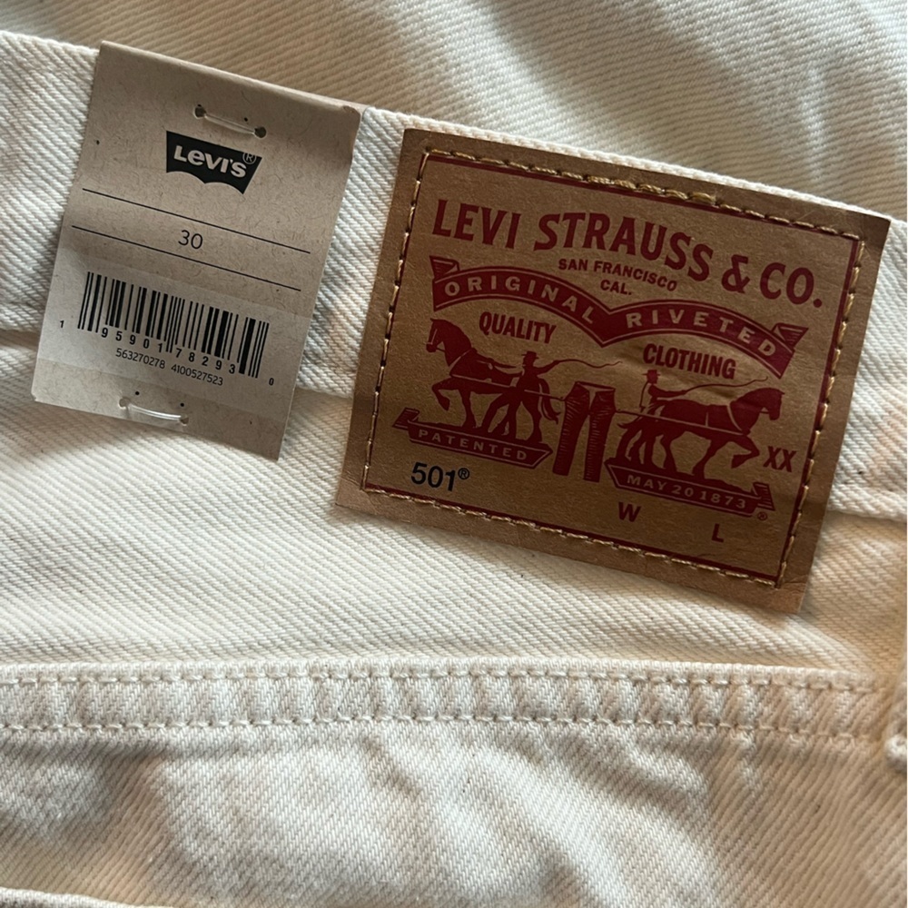 LEVI’S Butterfly Print 501 Raw Hem Jean Shorts Off White Size 30 NEW - Picture 6 of 9